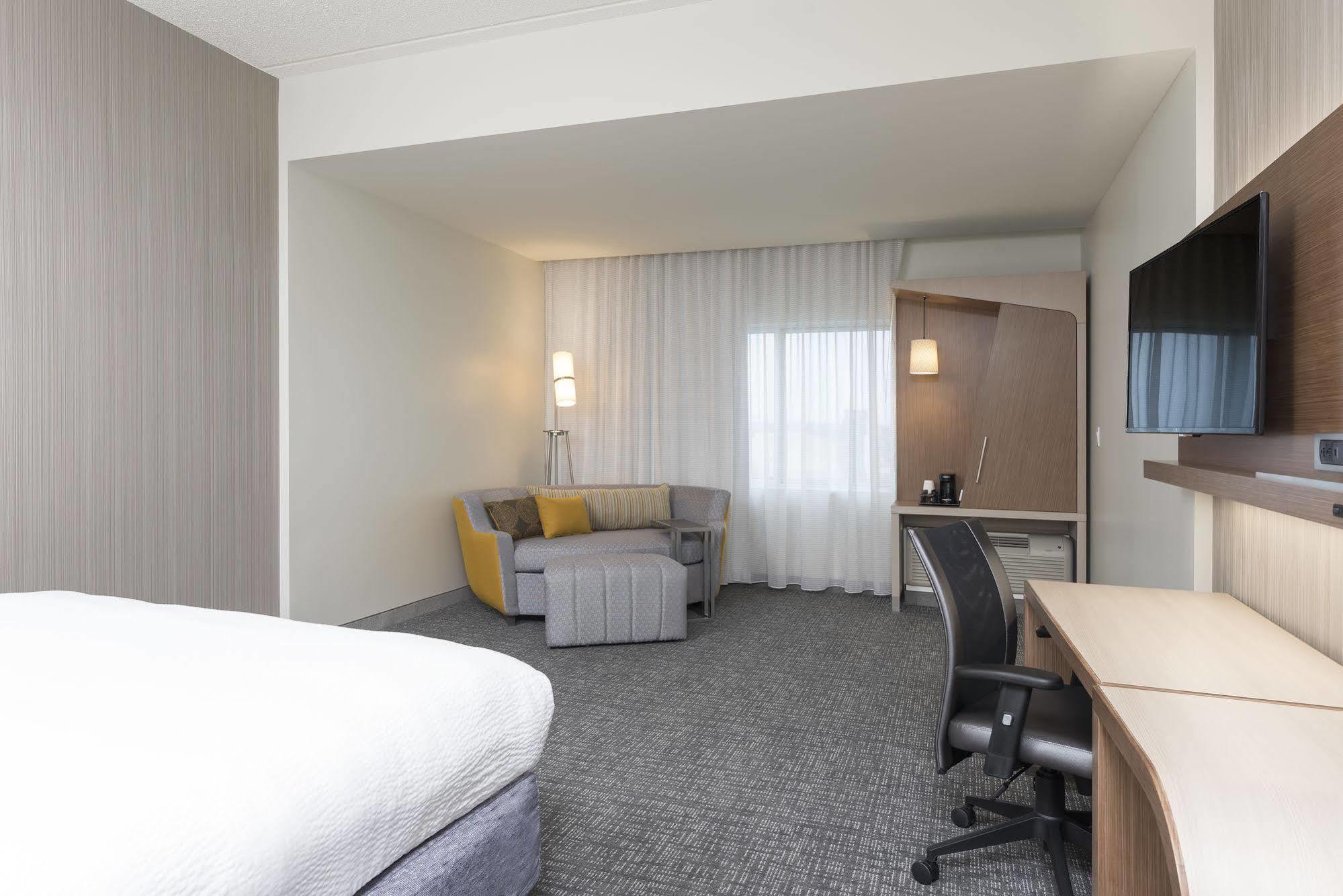Courtyard By Marriott Mt. Pleasant At Central Michigan University Mount Pleasant Exteriör bild